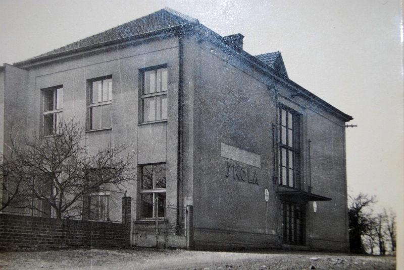 b: Škola v roce 1956